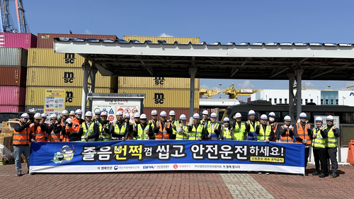 지난 15일 '졸음번쩍, 잠 깨!' 캠페인을 진행하고 기념사진을 촬영하고 있다. 사진=롯데웰푸드.