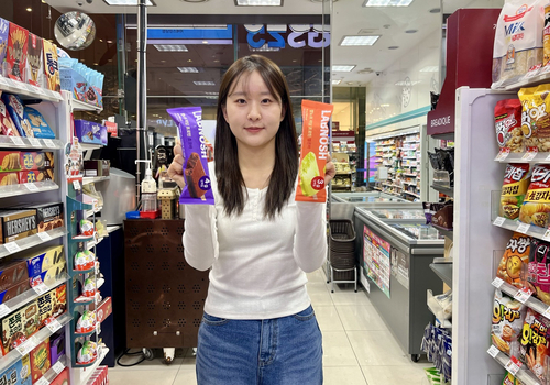 모델이 GS25에서 랩노쉬 저당프로틴바 2종을 들고 포즈를 취하고 있다. 사진=GS리테일.