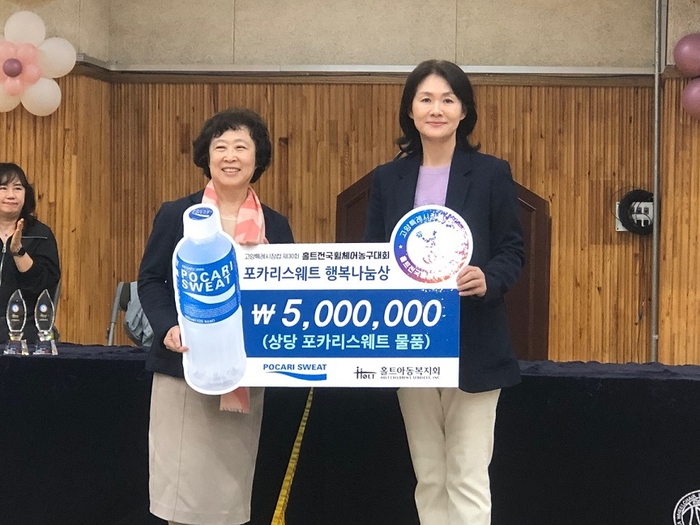 지난 20일 동아오츠카가 장애인의 날을 맞아 장애인 스포츠 발전과 활성화를 위한 후원 활동을 진행했다. 동아오츠카 마케팅본부 이진숙 전무(오른쪽)가 행복나눔상을 전달하고 있다. 사진=동아오츠카