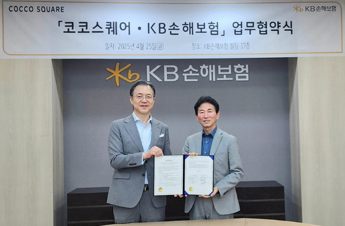 KB손해보험 이용무 디지털사업부문장(우)과 코코스퀘어 하성동 대표가 기념촬영을 하고 있다. 사진=KB손해보험.