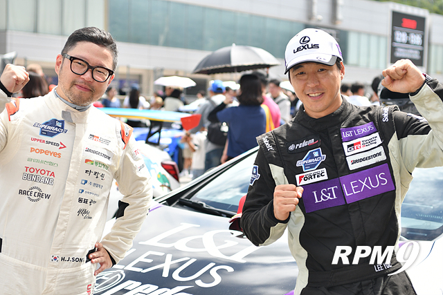프리우스 PHEV 클래스에 참가 중인 송형진(왼쪽), 이율 드라이버