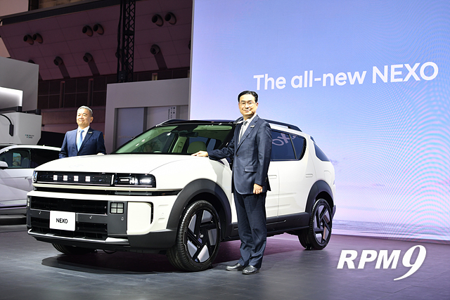 현대차 정유석 부사장(오른쪽)이 신형 넥쏘를 소개하며 포즈를 취하고 있다