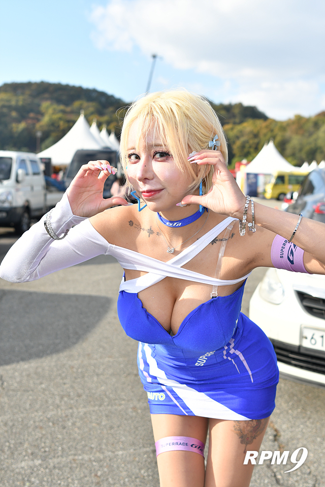 [포토] 레이싱모델 마가린이 보내는 '하트'