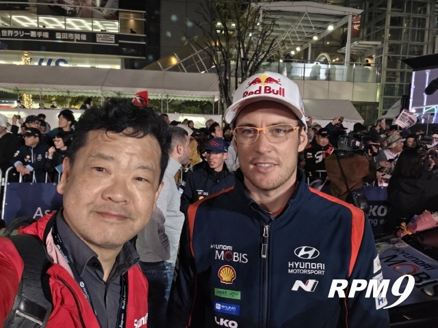 티에리 누빌(오른쪽)과 함께 한 기자