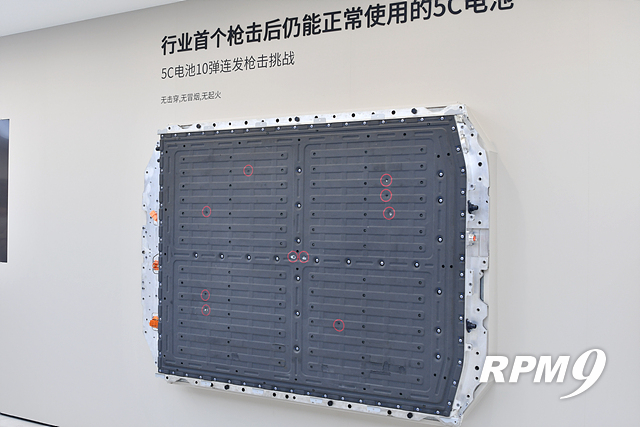 총알을 10발 맞아도 불이 나지 않는 배터리