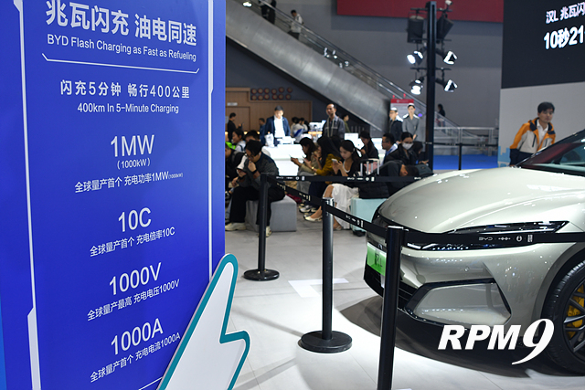 메가와트 충전 기술을 내세운 BYD 부스