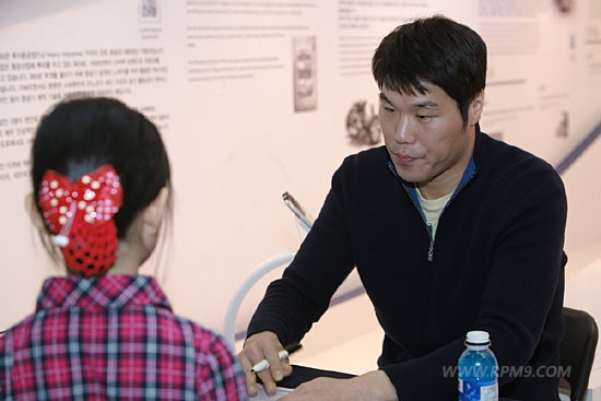 모터쇼에서 만난 황정민, 이범수, 구혜선